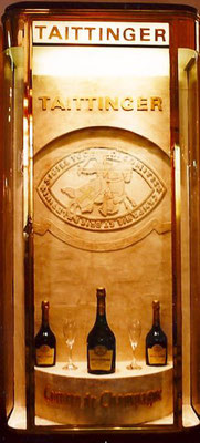 Magali-Nourissat-bas-relief-plâtre-vitrine-hotel-taittinger-comtes-de-champagne