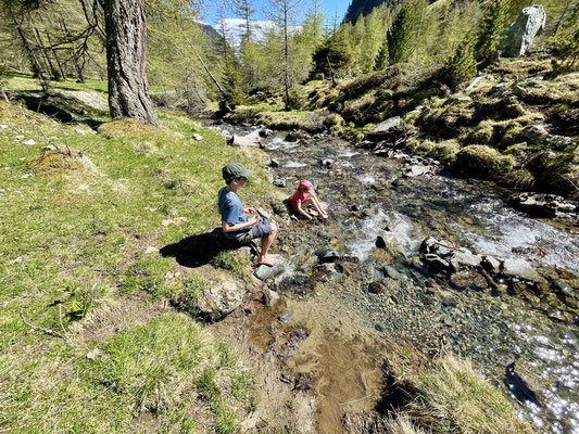 Im Tal war es so warm das wir am Bach die Füße im Wasser baumeln lassen konnten 