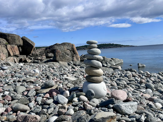 Der Strand ist steinig aber lädt dennoch zum verweilen ein