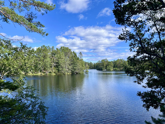 Es ist ein kleiner schöner See den man komplett umwandern kann