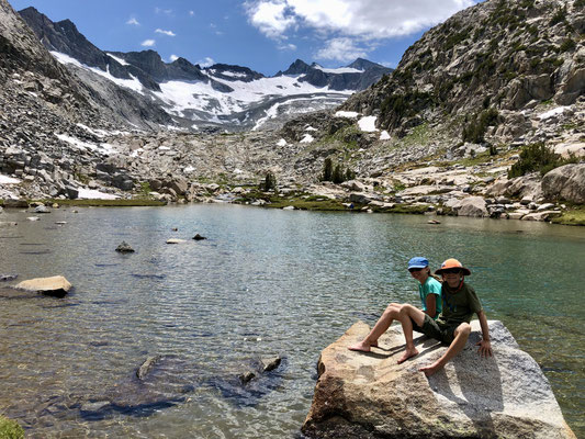 Der kleine See mit Mount Lyell im Hintergrund