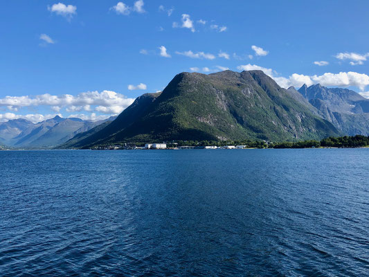 Der Blick auf Åndalsnes von der gegenüberliegenden Seite des Fjordes mit Blick auf dem Abstieg vom Romsdalseggen.