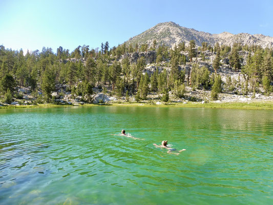 Small Lake liegt idyllisch gelegen etwas 300 Meter ab vom JMT und war angenehm warm zum Baden