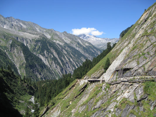 Der Blick zurück zeigt wie sich der Weg den Berghang hochwindet. 