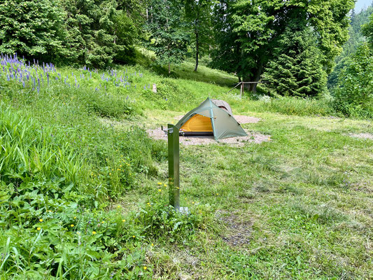 Der Wasserhahn ist oben bei den Zelten direkt am Forstweg