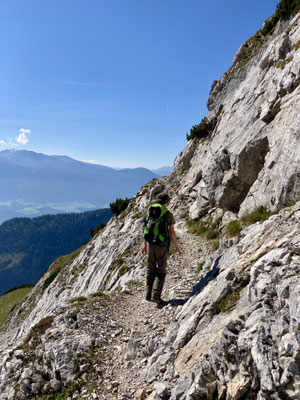 Der Weg ist gut zu begehen jedoch fällt es oft steil ab