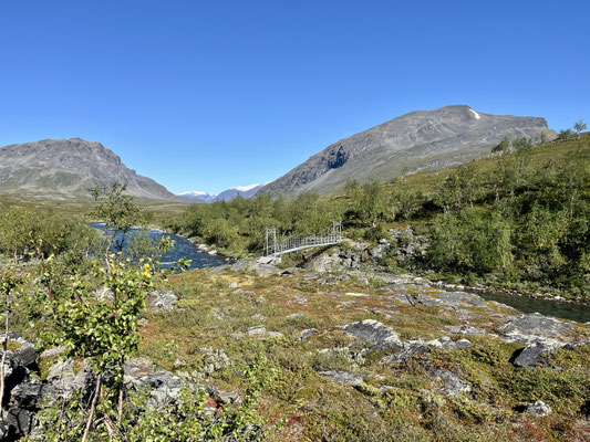 Brücke auf dem Weg zur Kaitumajaure Fjällstuga
