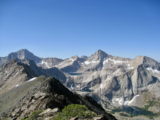 Der Blick vom Pass auf Sawtooth Peak und den Seen darunter