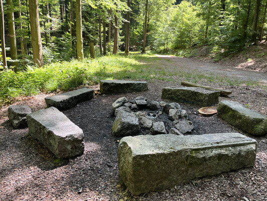 Die Feuerstelle hat viel Platz