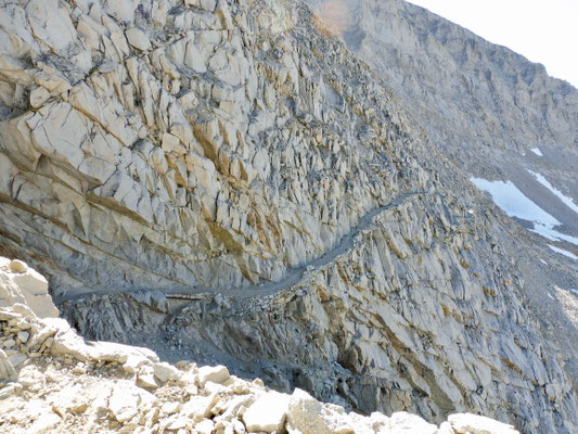 Der Blick zurück auf die in Stein geschlagenen Serpentinen