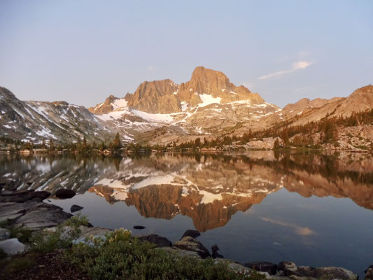 Sonnenuntergang mit Banner Peak gespiegelt im Garnet Lake