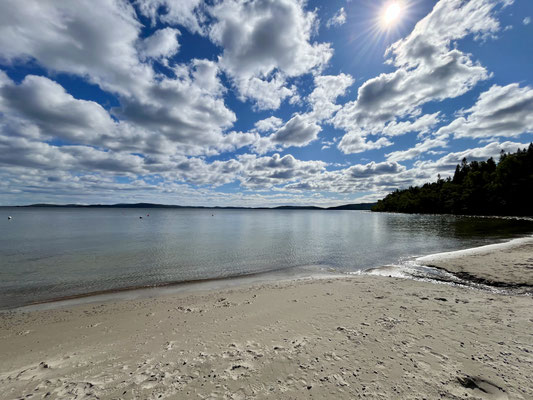 Am Strand gibt es Picknickplätze