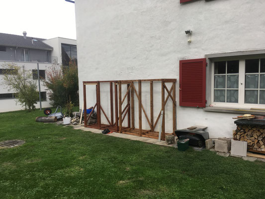 Beide Holzkisten nebeneinander montiert, schön im Lot ...