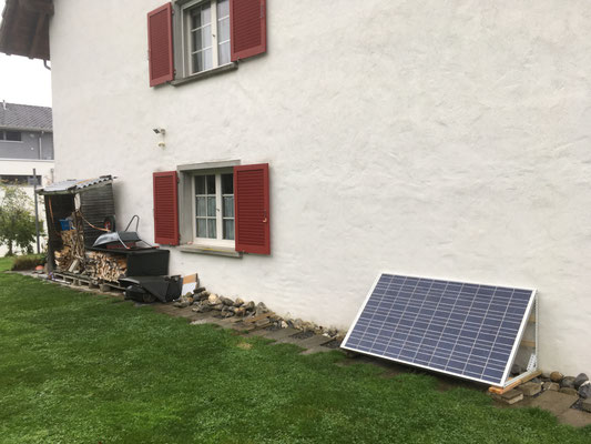 Panel also bereits in Stellung, kommt dann als Dach auf den Holzstapel.