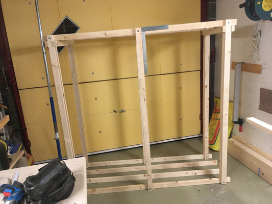 Holzstapel-Kiste massgerecht für Panel-Dach im Aufbau