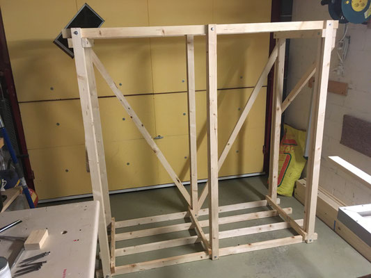 Erste Holzkiste fertig bis auf Imprägnierung, die zweite Holzkiste hat es ebenfalls zur Montagebereitschaft gebracht.