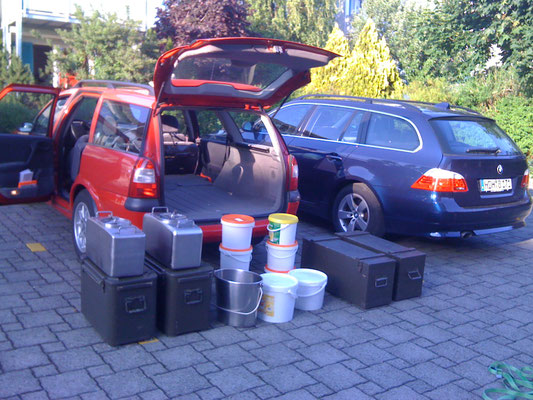 Für ca 50 bis 60 Personen ist nun der Verlad des Materials bereit.