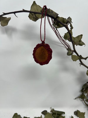 Emblem Kirschholz, 2025, Holzschliff und Makramee, 8 cm