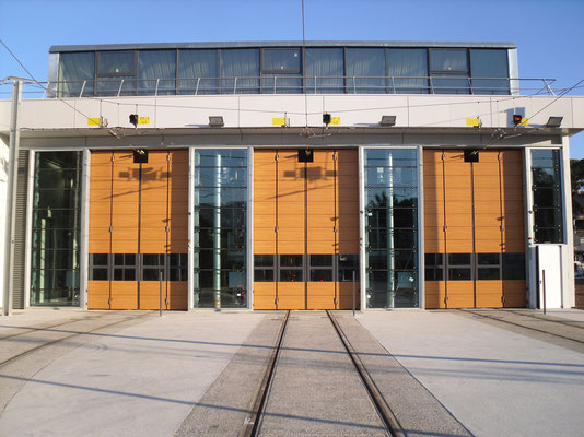 Grande Porte SMF pliante accordéon revêtement habillage bois avec découpe panneau pour passage ligne caténaire pour tram 