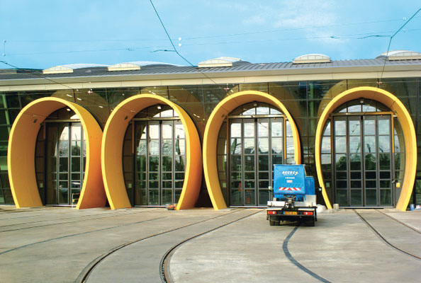 Dépôt Tram d'Orléans (45)  Portes vitrées accordéon fabrication SMF Société Métallurgique du Forez