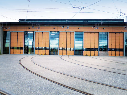 Grandes SMF Portes pliantes accordéon revêtement habillage bois avec découpe panneau pour passage ligne caténaire pour trams Dépôt Tram de Brest (29)
