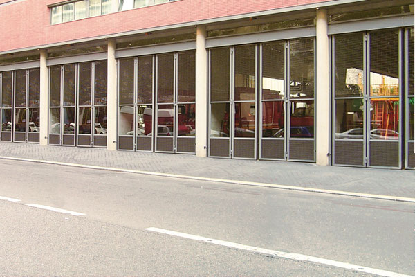 Pompiers de Paris (75) Portes entièrement vitrées accordéon pliantes ouverture rapide fabrication et pose SMF