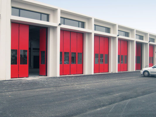 Ensemble de portes accordéon SMF pour les pompiers de Seine et Marne - SDIS77 - porte pliante personnalisée sur-mesure vitrée ouverture rapide