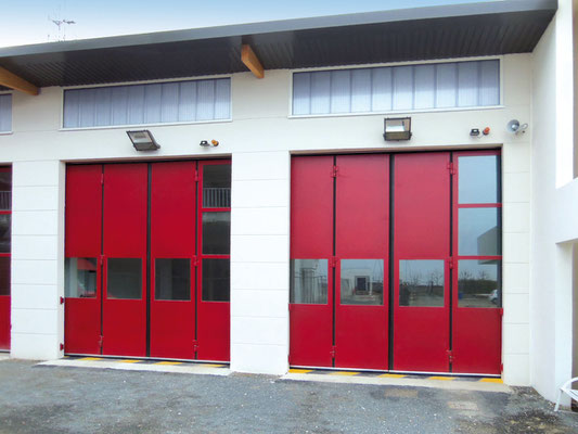 Ensemble de portes accordéon SMF Société Métallurgique du Forez pour les pompiers de Seine et Marne - SDIS77 - porte pliante personnalisée sur-mesure vitrée ouverture rapide
