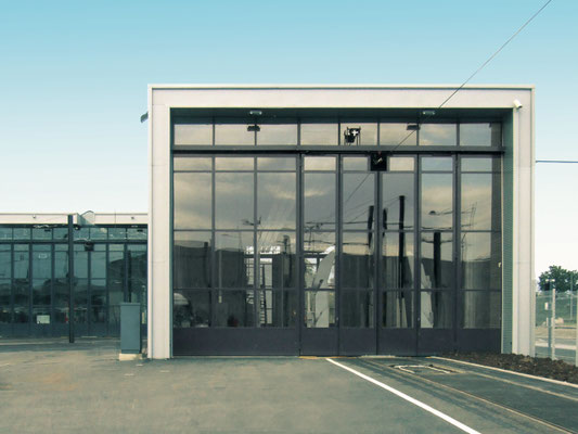 Société Métallurgique du Forez SMF porte pliante accordéon vitrée avec découpe caténaire ouverture rapide Dépôt Tram de Mulhouse (68)