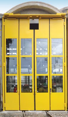 SMF Société Métallurgique du Forez porte pliante jaune ouverture rapide avec découpe caténaire pour la SNCF (69) Rhône Alpes