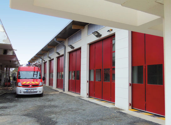 Ensemble de portes accordéon SMF pour les pompiers de Seine et Marne - SDIS77 - porte pliante personnalisée sur-mesure vitrée ouverture rapide