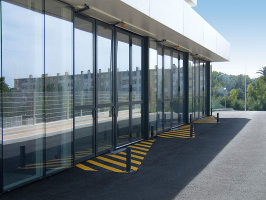 Hopital Toulon (83) - Portes de fermetures de marque SMF vitrées, pliantes, accordéon ouverture rapide