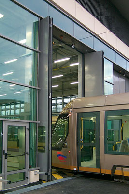 Porte SMF ouverte, pliante accordéon vitrée pour Dépôt Tram d'Orléans (45) - 1ère ligne