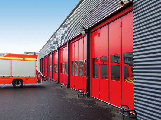 Ensemble de portes accordéon SMF pour les pompiers de Seine et Marne - SDIS77 - porte pliante personnalisée sur-mesure