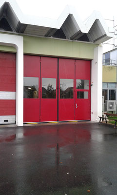 Porte pliante rouge vitrée accordéon 2+2 marque SMF pour les pompiers  sur-mesure