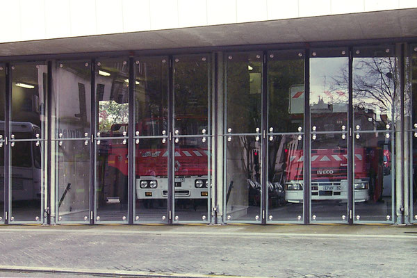 Pompiers de Paris (75) - Portes entièrement vitrées accordéon pliantes ouverture rapide fabrication et pose SMF