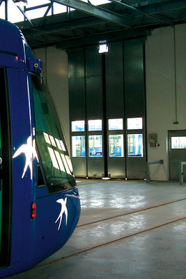 Dépôt Tram de Montpellier (34) Conception Fabrication et pose porte marque SMF accordéon pliante avec découpe pour passage ligne caténaire 