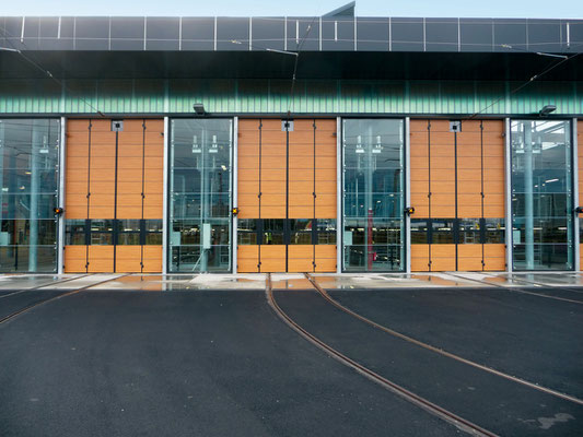 SMF Société Métallurgique du Forez portes sur-mesures habillage bois pliante accordéon pour Dépôt Tram de l'agglomération de Dijon (21)