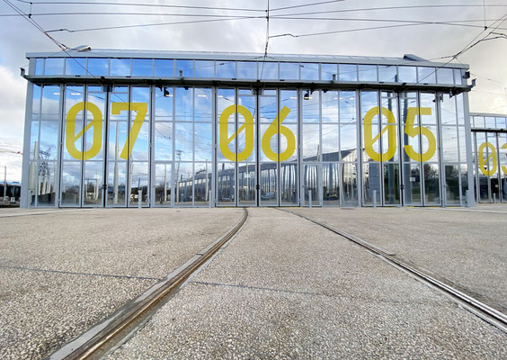 SMF Société Métallurgique du Forez portes pliantes accordéon vitrées avec découpe caténaire et vitrophanie ORLY T9