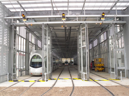 Porte pour tramway SMF porte spéciale sur mesure avec découpe caténaire pliante accordéon 2+2 ouverture rapide vitrée