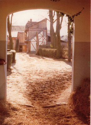 Ecurie Adèle Passage de la cour aux poulains vers la grande cour