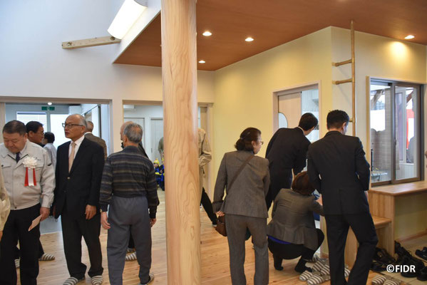 センター内を見学する町民の皆さん