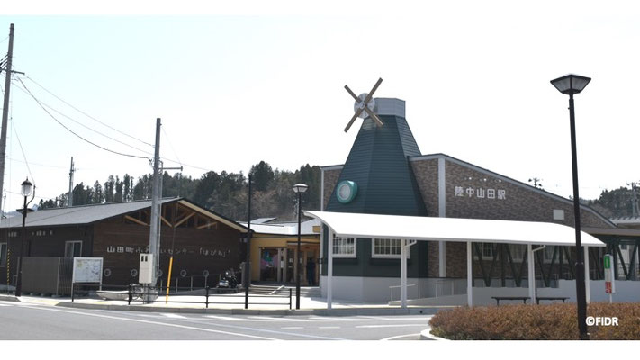 山田町の駅舎。中に図書館ができた。
