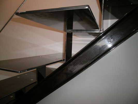 Différentes finitions sont possibles pour les escaliers en acier : thermolaquage ou acier brut verni