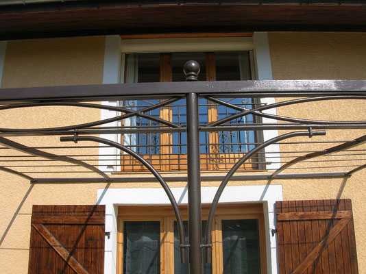installation d'une pergola en fer forgé style élégante et chaleureuse