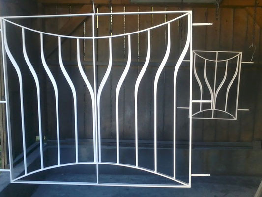 Barreaux de protection décoratifs en métal, fixés sur une fenêtre pour renforcer la sécurité.