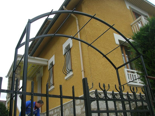 Treille pour plante grimpante réalisée en fer forgé