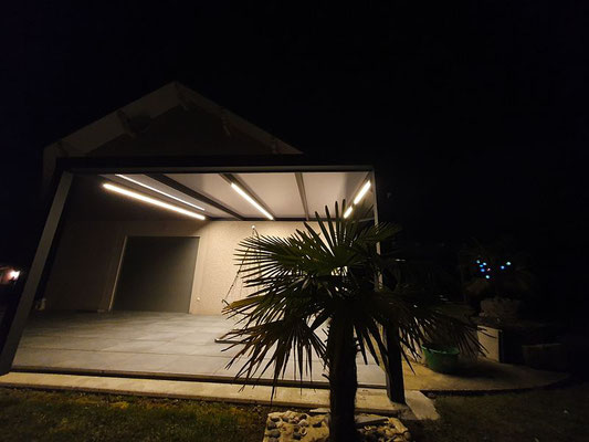 Sur les hauteurs de Novalaise 73, la pergola en aluminium avec sa toiture en polycarbonate vous permettra de profiter une grande partie de l'année de vos espaces exterieurs. Et une partie de la nuit grace aux rubans LED.