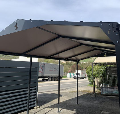 Carport mobile, Une structure autoportée en métal, toile tendue pour une installation sans autorisation.