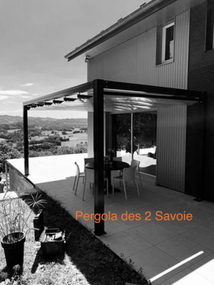 La toile coulissante se replie sous une casquette pour l'hiver. Rien à démonter, aucun effort pour avoir toute la luminosité.